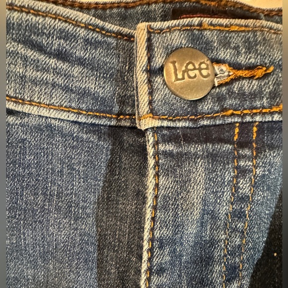 Lee Flare Jeans Nw/o tags frayed hem w/ slit at bottom of flared leg- Size 6med - Picture 3 of 11